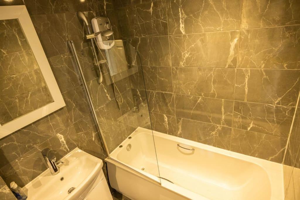2 Bedrooms -Parking-Very Spacious-Wifi Londyn Zewnętrze zdjęcie